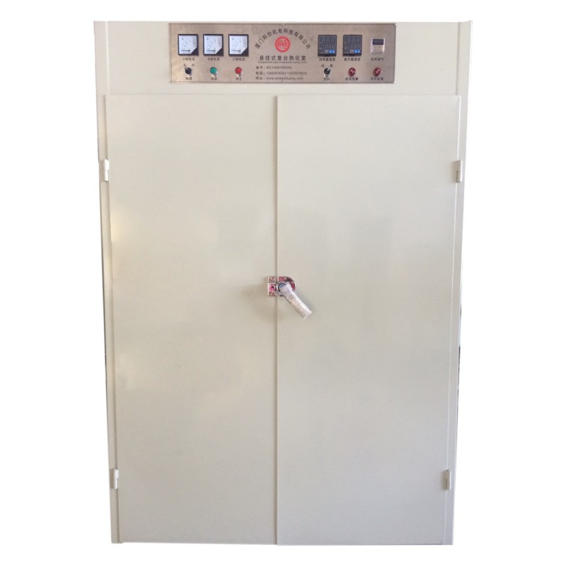 Kikeményedési kamra festett ajtóval